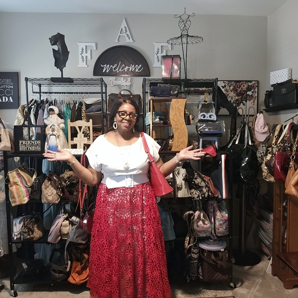 Please Like and Share This Listing for Automatic Notification of Live Shows - Picture 6 of 7